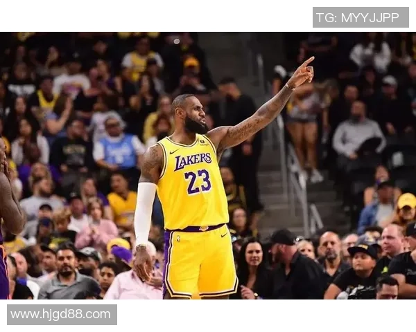 詹姆斯突破猛龙防线湖人对决展现王者风范